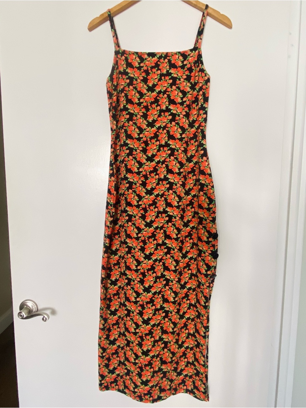 YSÉ Hôtel à la plage Black Floral Slip Dress with Orange Floral Print